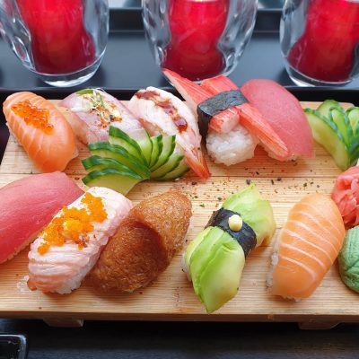 sushi-chef-hoofddorp-sushi-assortiment-op-houten-plank.jpg